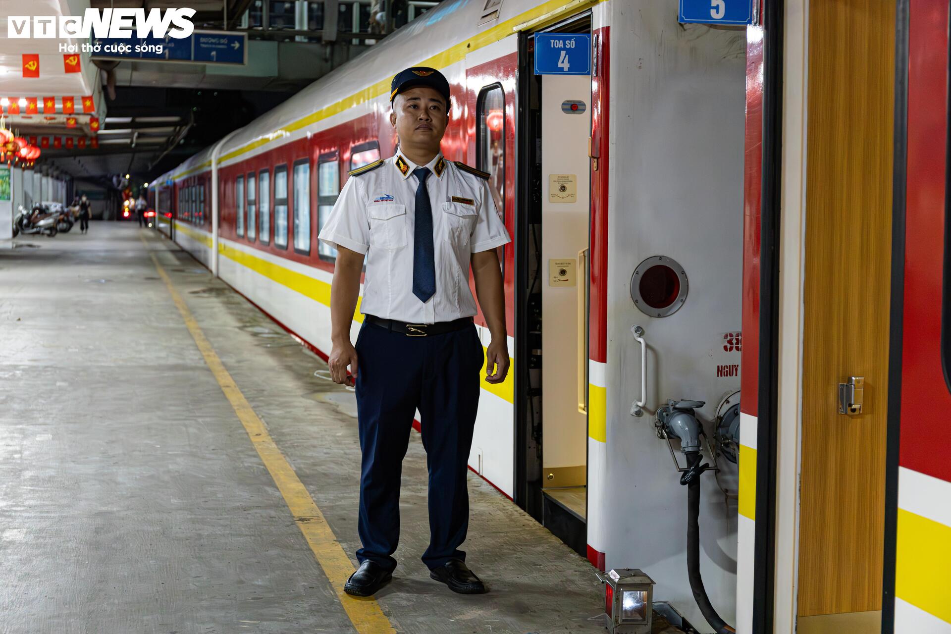 Cận cảnh đoàn tàu du lịch sang chảnh như máy bay lần đầu sản xuất tại Việt Nam- Ảnh 2.
