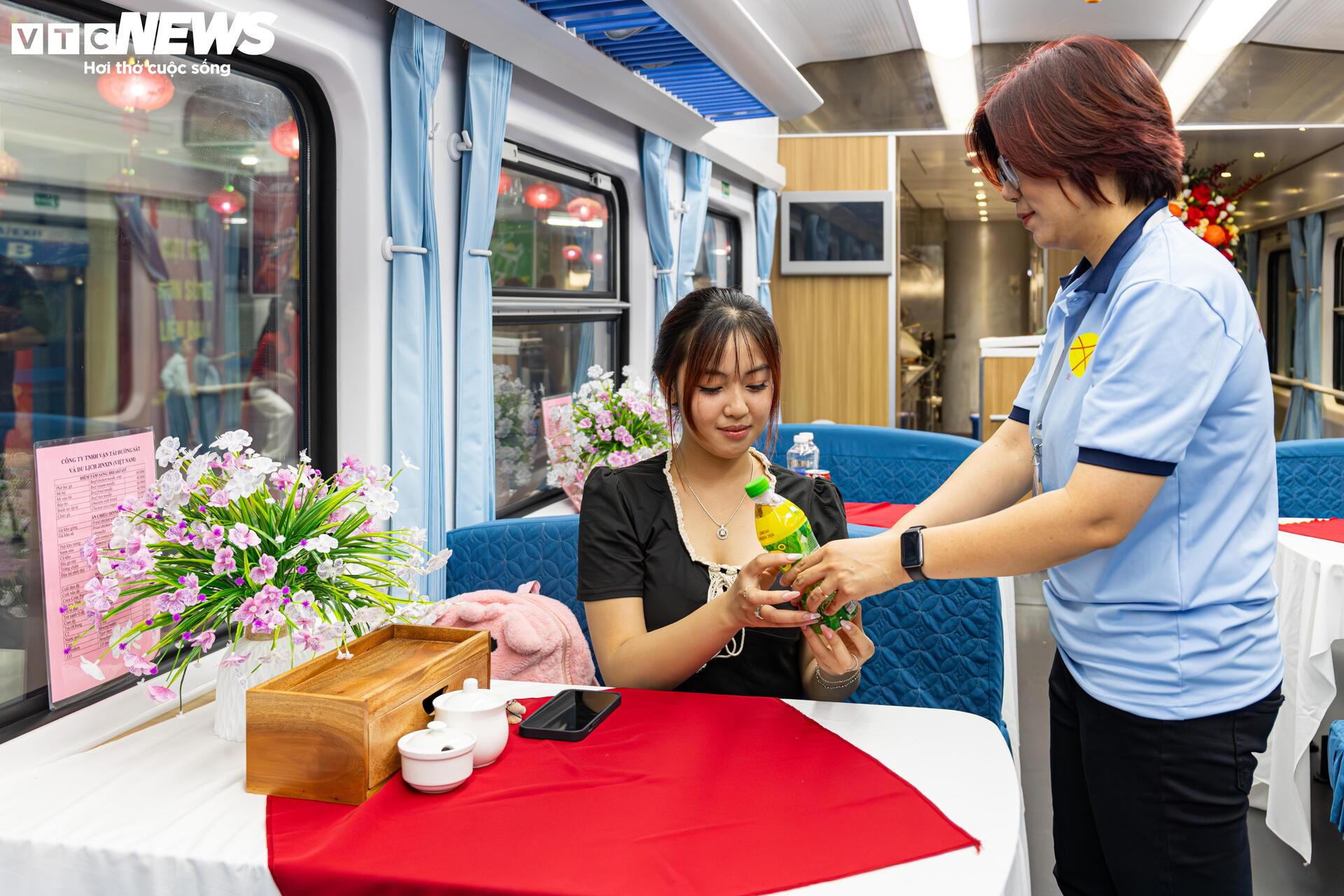 Cận cảnh đoàn tàu du lịch sang chảnh như máy bay lần đầu sản xuất tại Việt Nam- Ảnh 8.