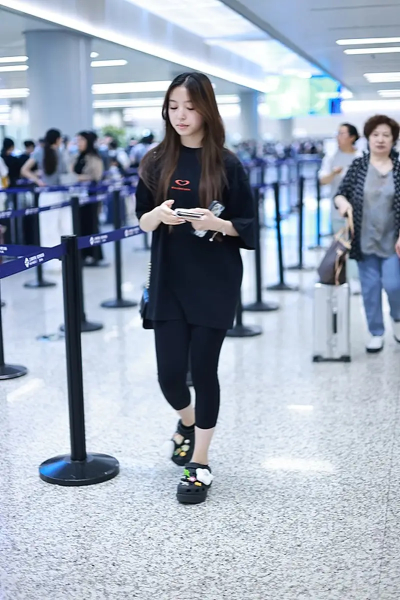 Ai cũng bảo Triệu Vy nuôi con giản dị, soi hình ảnh mới nhất ngã ngửa: Cuối cùng cũng sống đúng con nhà đại gia- Ảnh 2.