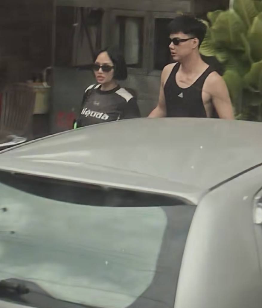 Lộ ảnh rõ mặt Em Xinh và thiếu gia kém 5 tuổi bị Lộ ảnh rõ mặt Em Xinh và thiếu gia kém 5 tuổi bị