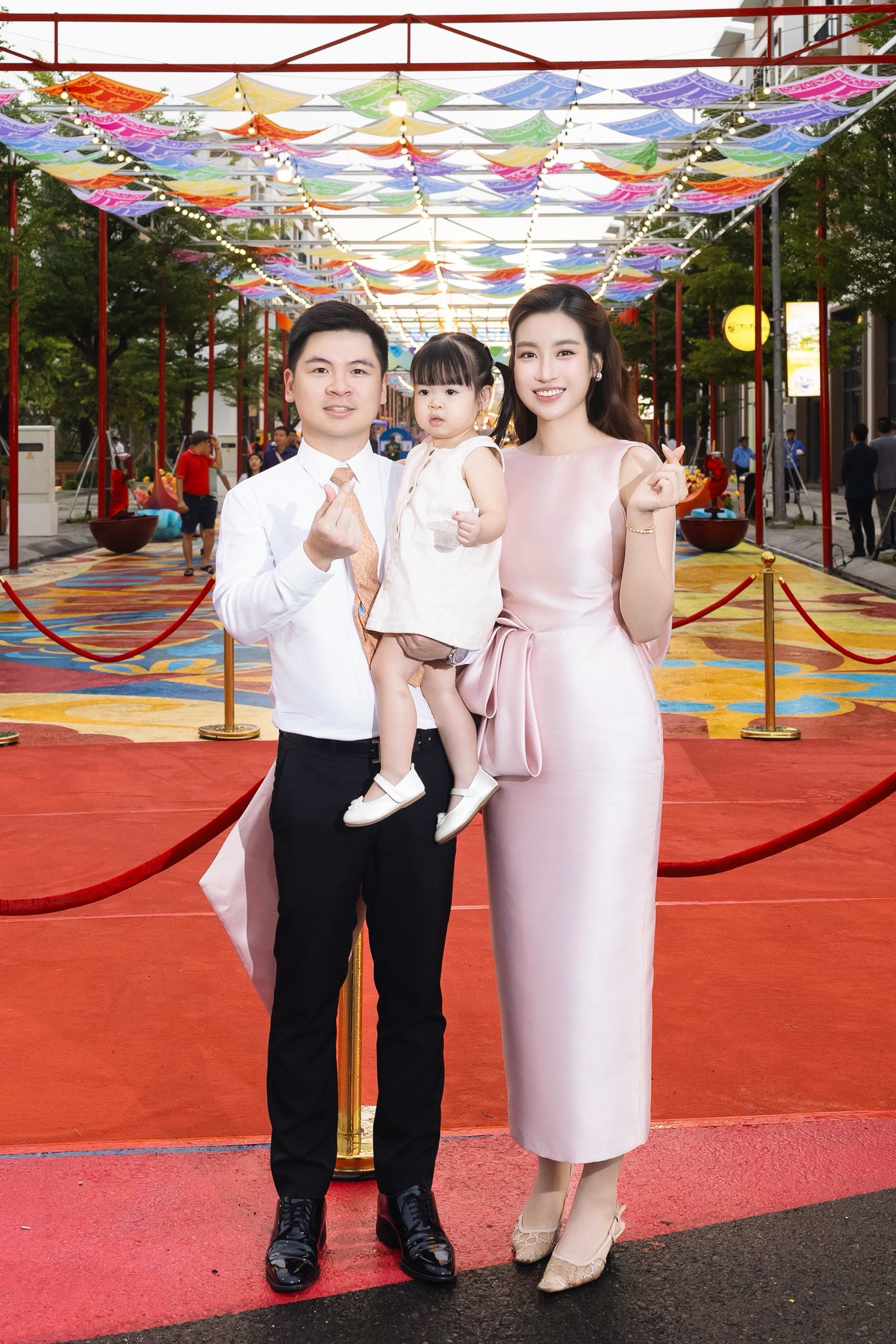 Hoa hậu Đỗ Mỹ Linh khoe ảnh cả nhà cực yêu, hé lộ “con số khủng” về đại sự kiện của công ty gia đình: Gần 50 nghìn người quẩy xuyên màn đêm- Ảnh 3.