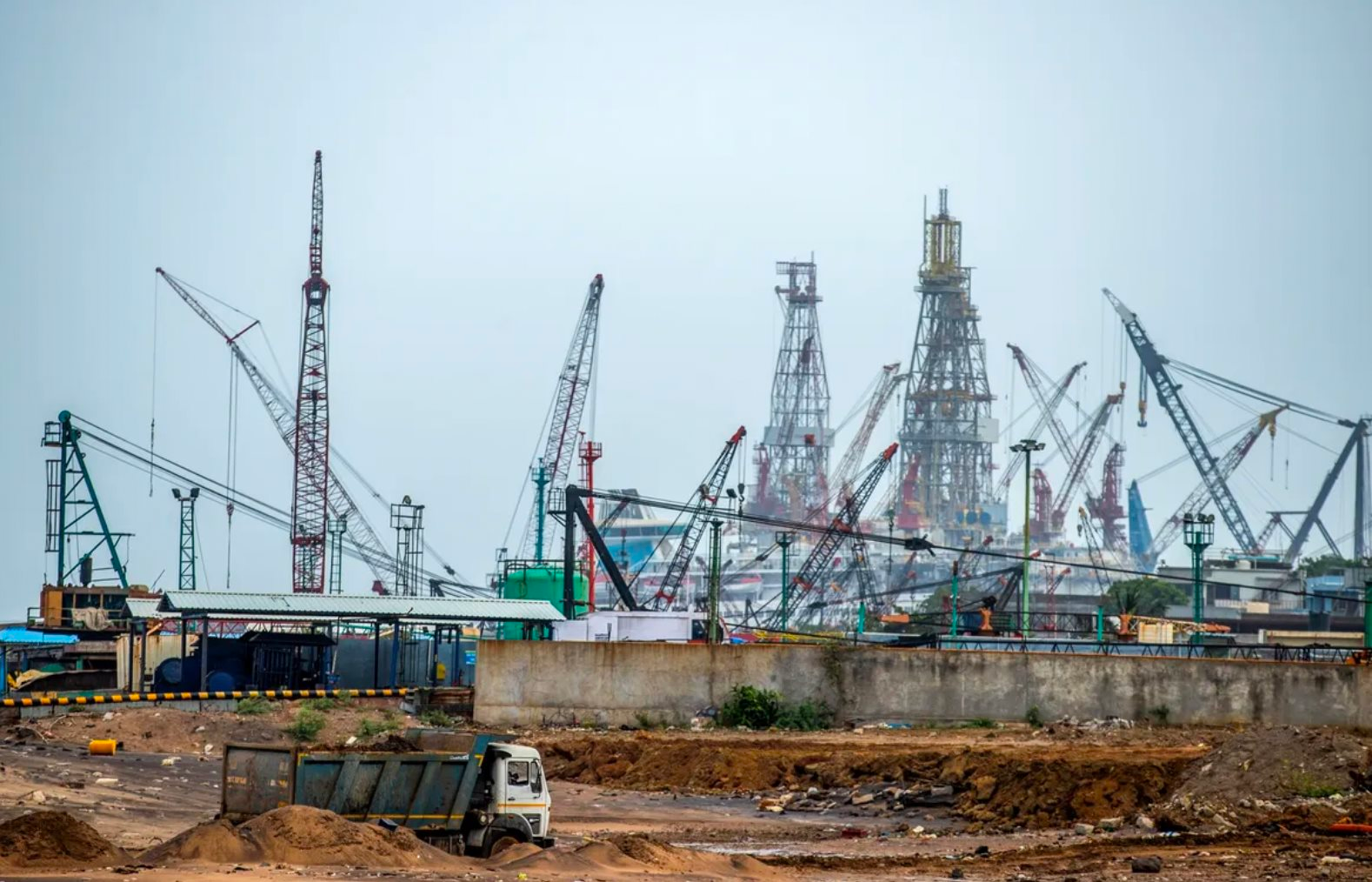Ngừng mua dầu Nga, quốc gia BRICS chưa thoát 'kiếp nạn' bị Mỹ trừng phạt: Vẫn tiếp nhận hàng chục nghìn tàu 'lạ', có thể thổi bùng cơn giận của Washington- Ảnh 1.
