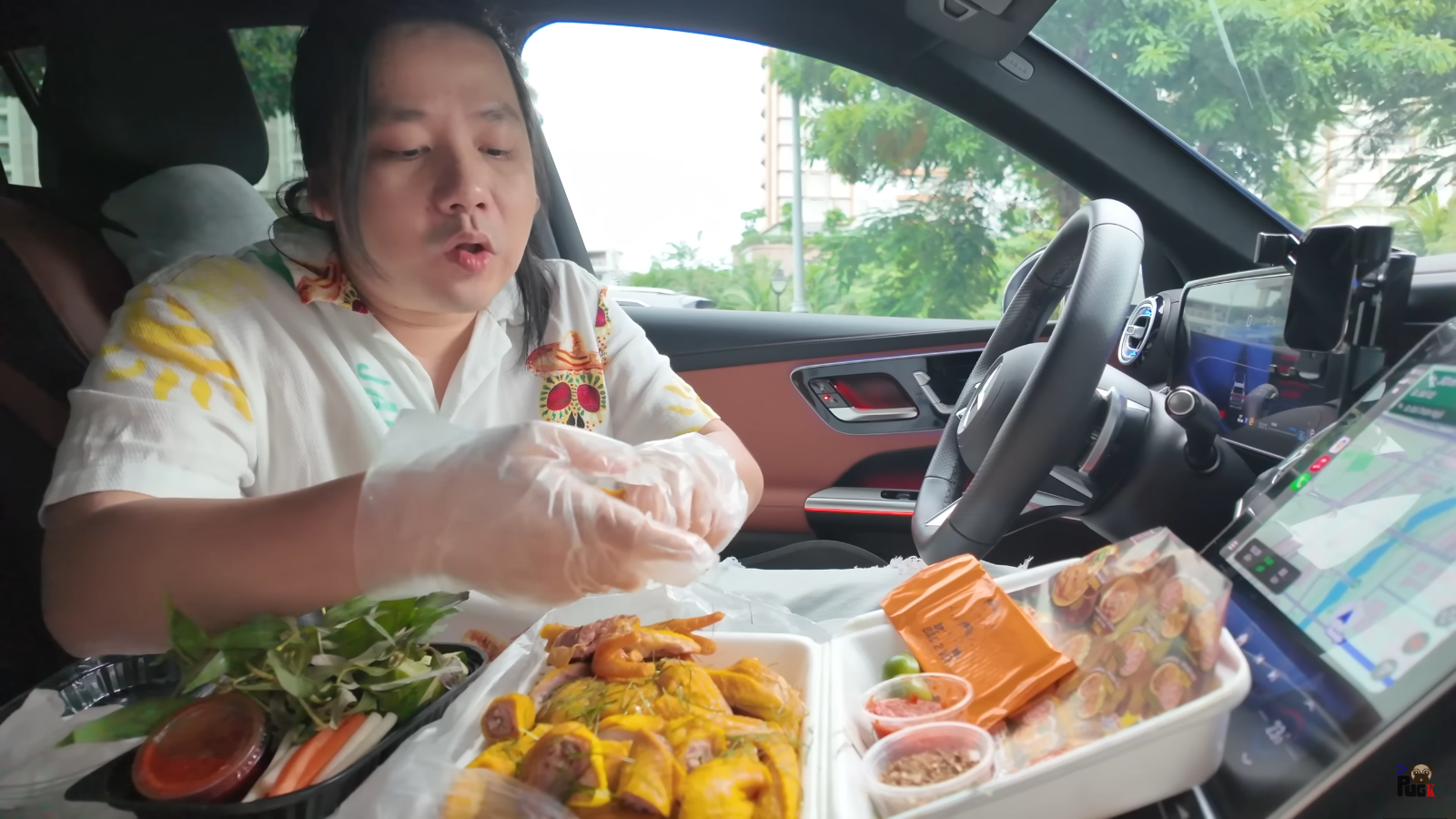 Khoa Pug về Việt Nam đi tập tễnh sau 2 lần kéo chân, gây tranh cãi từ ngoại hình đến thói quen ăn uống- Ảnh 5. Khoa Pug về Việt Nam đi tập tễnh sau 2 lần kéo chân, gây tranh cãi từ ngoại hình đến thói quen ăn uống- Ảnh 5.