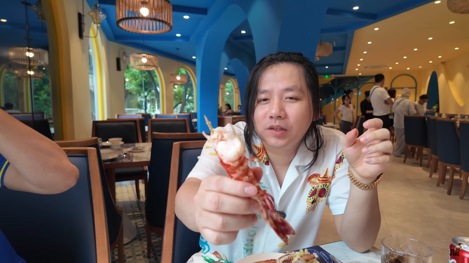 Khoa Pug về Việt Nam đi tập tễnh sau 2 lần kéo chân, gây tranh cãi từ ngoại hình đến thói quen ăn uống- Ảnh 6. Khoa Pug về Việt Nam đi tập tễnh sau 2 lần kéo chân, gây tranh cãi từ ngoại hình đến thói quen ăn uống- Ảnh 6.