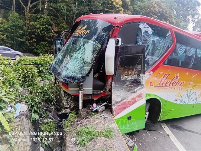 Xe buýt chở 20 du khách Việt Nam gặp nạn tại Malaysia- Ảnh 2.