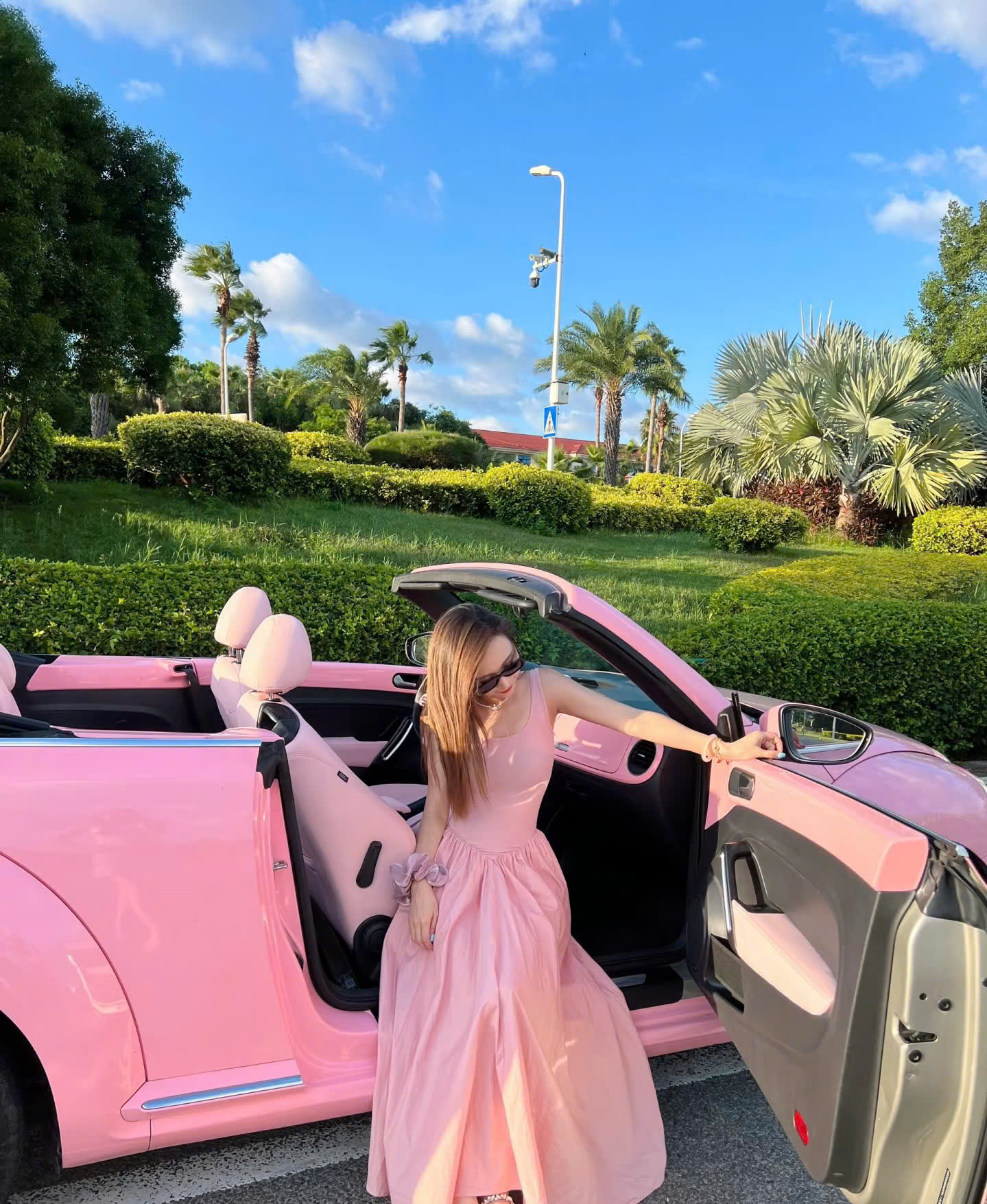 Những người trẻ nhà biệt thự, đi xe mui trần nhưng làm lễ tân khách sạn- Ảnh 2.