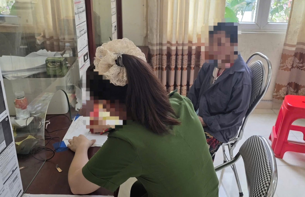 Vừa rút xong 146 triệu đồng tiền tiết kiệm, cụ bà Cao Bằng kể lại cho hàng xóm: Công an lập tức đến làm việc, yêu cầu dừng giao dịch- Ảnh 1.