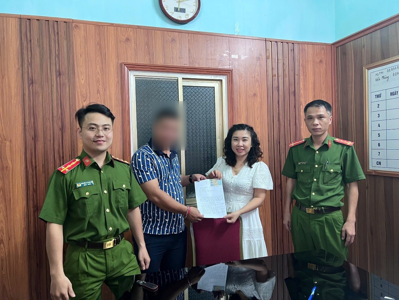 Sau khi chuyển khoản thành công hơn 1 tỷ đồng, người đàn ông Hà Nội vội đến công an phường trình báo luôn- Ảnh 1.