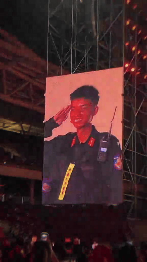 Danh tính chiến sĩ cười duyên khi lọt foucus cam, dân tình "lục tung" mạng xã hội để tìm- Ảnh 3.