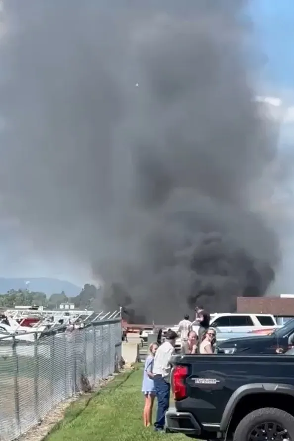 Hai máy bay đâm nhau trên đường băng làm bùng lên “quả cầu lửa” khổng lồ- Ảnh 4.