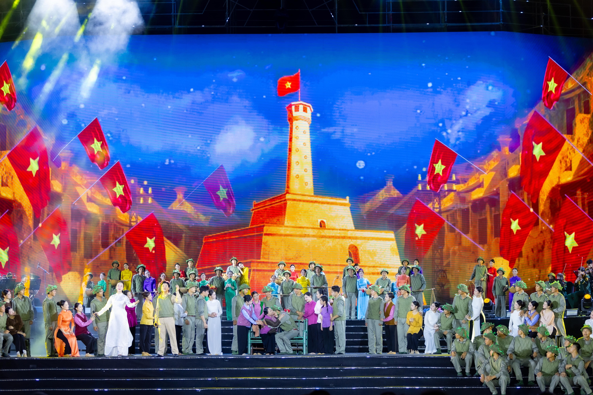 Đạo diễn Phạm Hoàng Giang tiết lộ hậu trường căng thẳng khi thực hiện Concert quốc gia, tự hào với loạt màn trình diễn có 1-0-2- Ảnh 1.