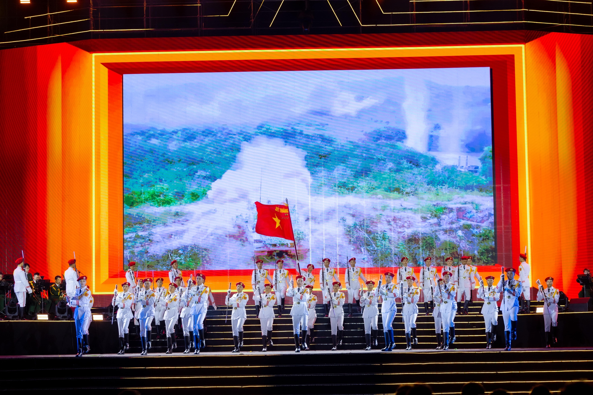 Đạo diễn Phạm Hoàng Giang tiết lộ hậu trường căng thẳng khi thực hiện Concert quốc gia, tự hào với loạt màn trình diễn có 1-0-2- Ảnh 6.