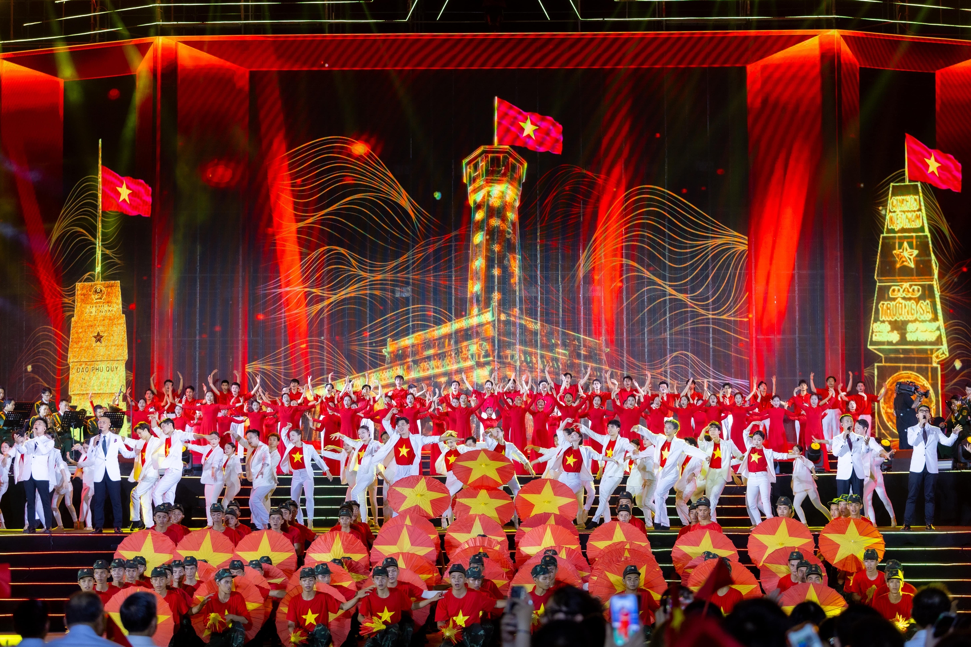 Đạo diễn Phạm Hoàng Giang tiết lộ hậu trường căng thẳng khi thực hiện Concert quốc gia, tự hào với loạt màn trình diễn có 1-0-2- Ảnh 4.