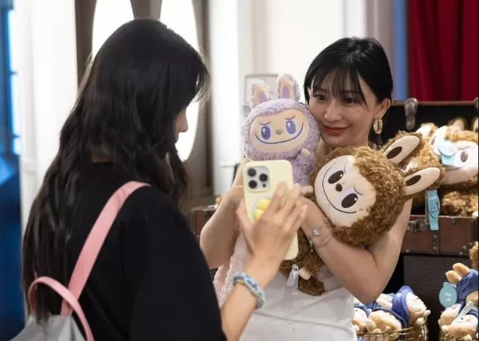 Tiêu dùng tự sướng: Trào lưu mới của Gen Z khi kinh tế lạm phát, lãi suất cao và sa thải hàng loạt- Ảnh 3. Tiêu dùng tự sướng: Trào lưu mới của Gen Z khi kinh tế lạm phát, lãi suất cao và sa thải hàng loạt- Ảnh 3.