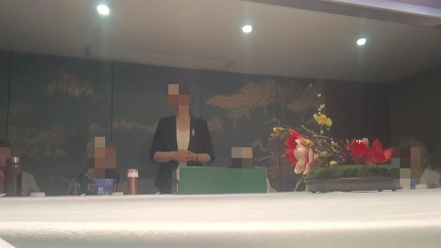 Triệt phá đường dây buôn bán thực phẩm chức năng giả, bắt giữ 18 nghi phạm: Đắt gấp 70 lần giá trị thực- Ảnh 1. Triệt phá đường dây buôn bán thực phẩm chức năng giả, bắt giữ 18 nghi phạm: Đắt gấp 70 lần giá trị thực- Ảnh 1.