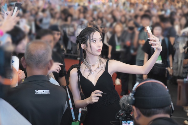 Clip hot: 20.000 người xếp hàng chờ gặp tiểu thư tài phiệt đẹp đến từng kẽ tóc, nhan sắc viral khắp 150 quốc gia- Ảnh 6.