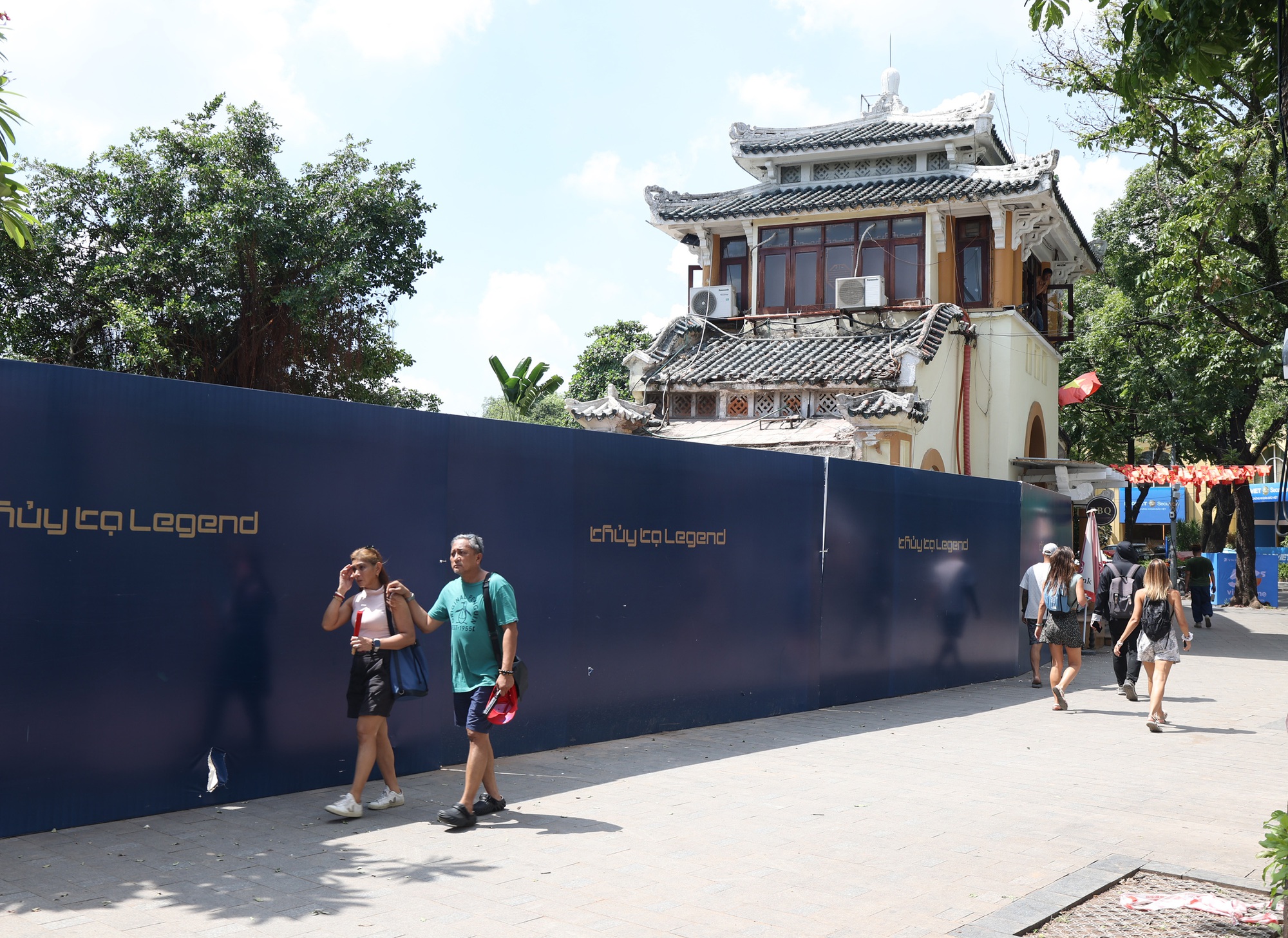 Cận cảnh tháo dỡ một phần nhà hàng nổi tiếng bên hồ Hoàn Kiếm, nhiều người dân bất ngờ ngoái nhìn- Ảnh 1. Cận cảnh tháo dỡ một phần nhà hàng nổi tiếng bên hồ Hoàn Kiếm, nhiều người dân bất ngờ ngoái nhìn- Ảnh 1.