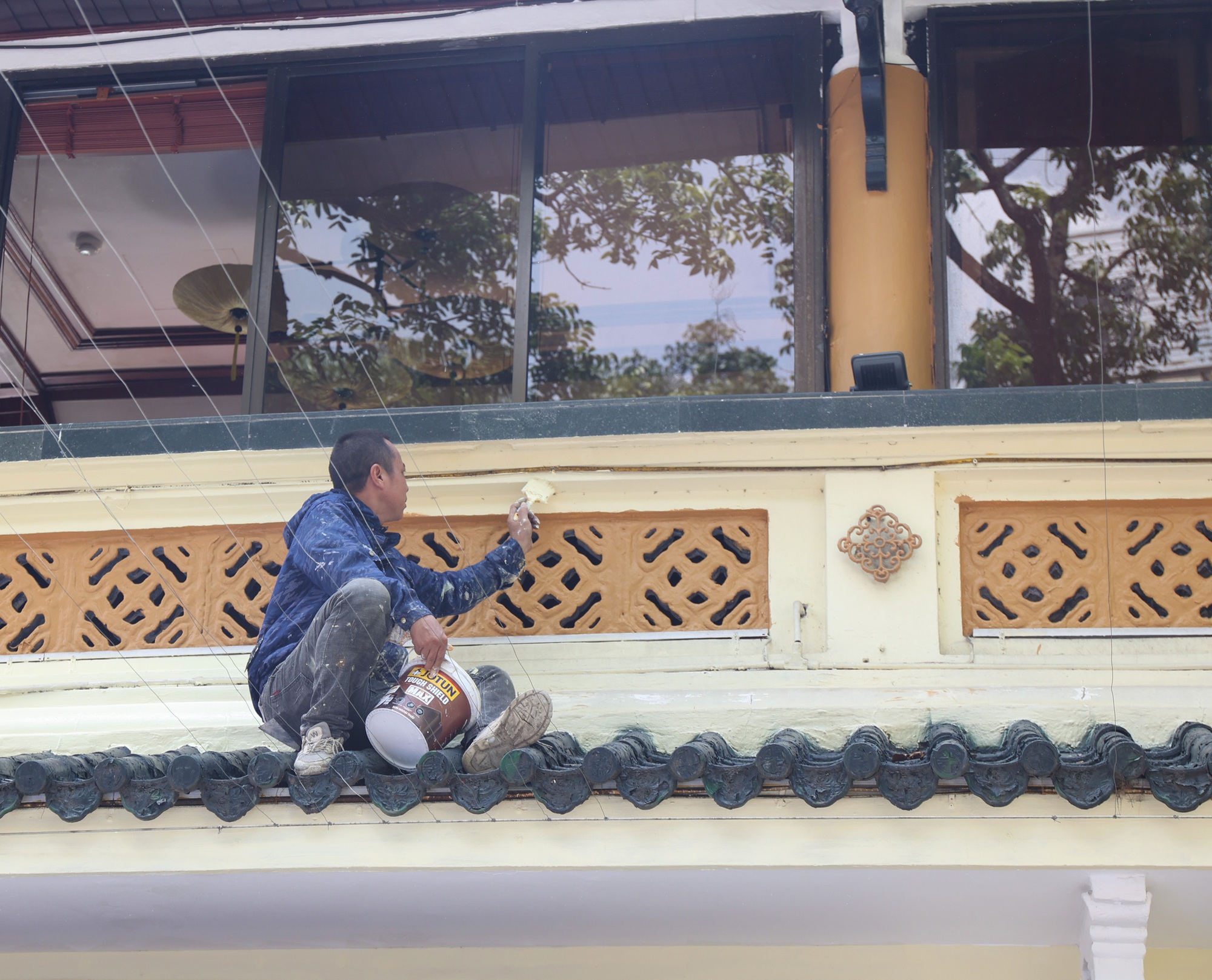 Cận cảnh tháo dỡ một phần nhà hàng nổi tiếng bên hồ Hoàn Kiếm, nhiều người dân bất ngờ ngoái nhìn- Ảnh 5. Cận cảnh tháo dỡ một phần nhà hàng nổi tiếng bên hồ Hoàn Kiếm, nhiều người dân bất ngờ ngoái nhìn- Ảnh 5.