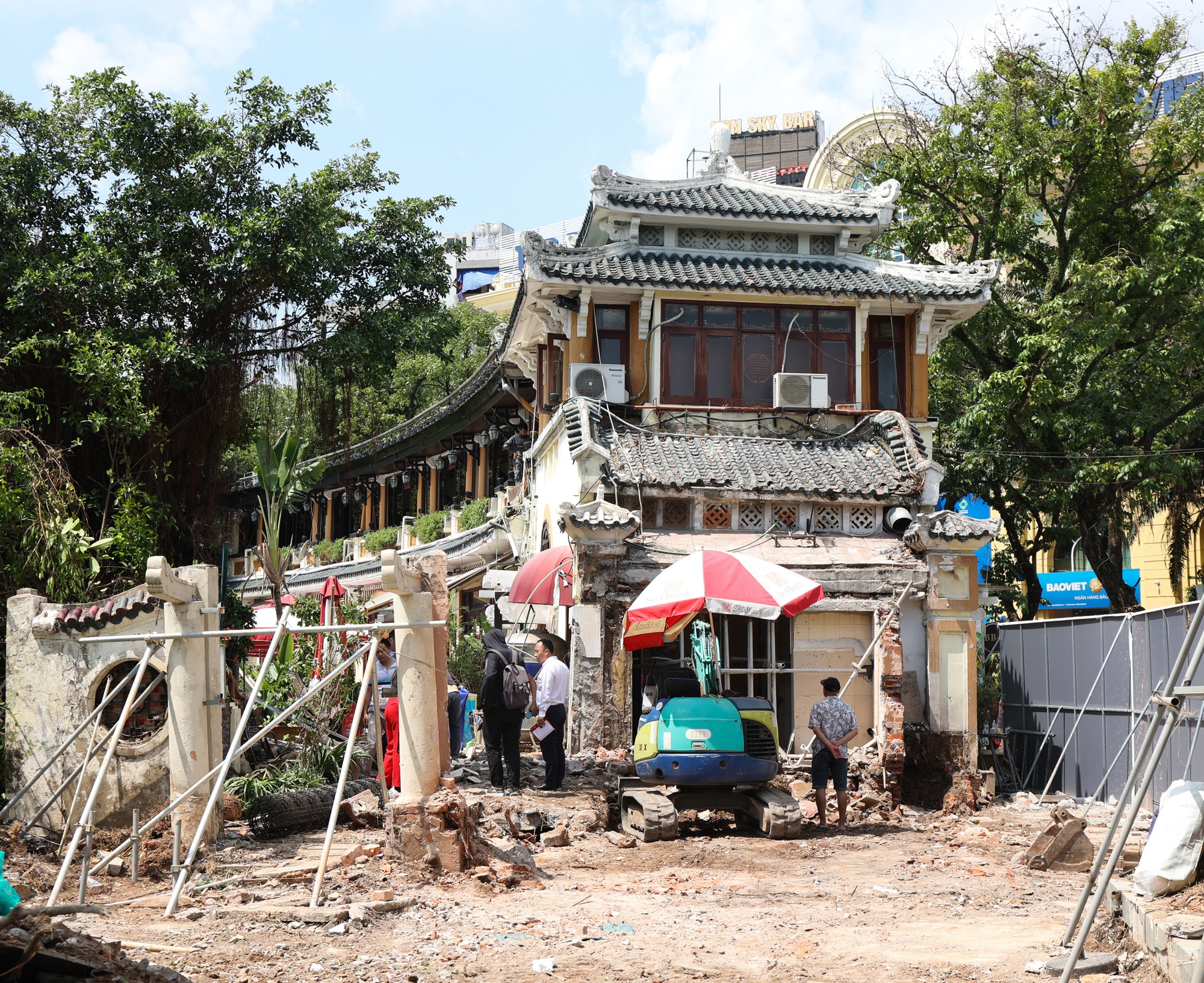 Cận cảnh tháo dỡ một phần nhà hàng nổi tiếng bên hồ Hoàn Kiếm, nhiều người dân bất ngờ ngoái nhìn- Ảnh 2. Cận cảnh tháo dỡ một phần nhà hàng nổi tiếng bên hồ Hoàn Kiếm, nhiều người dân bất ngờ ngoái nhìn- Ảnh 2.