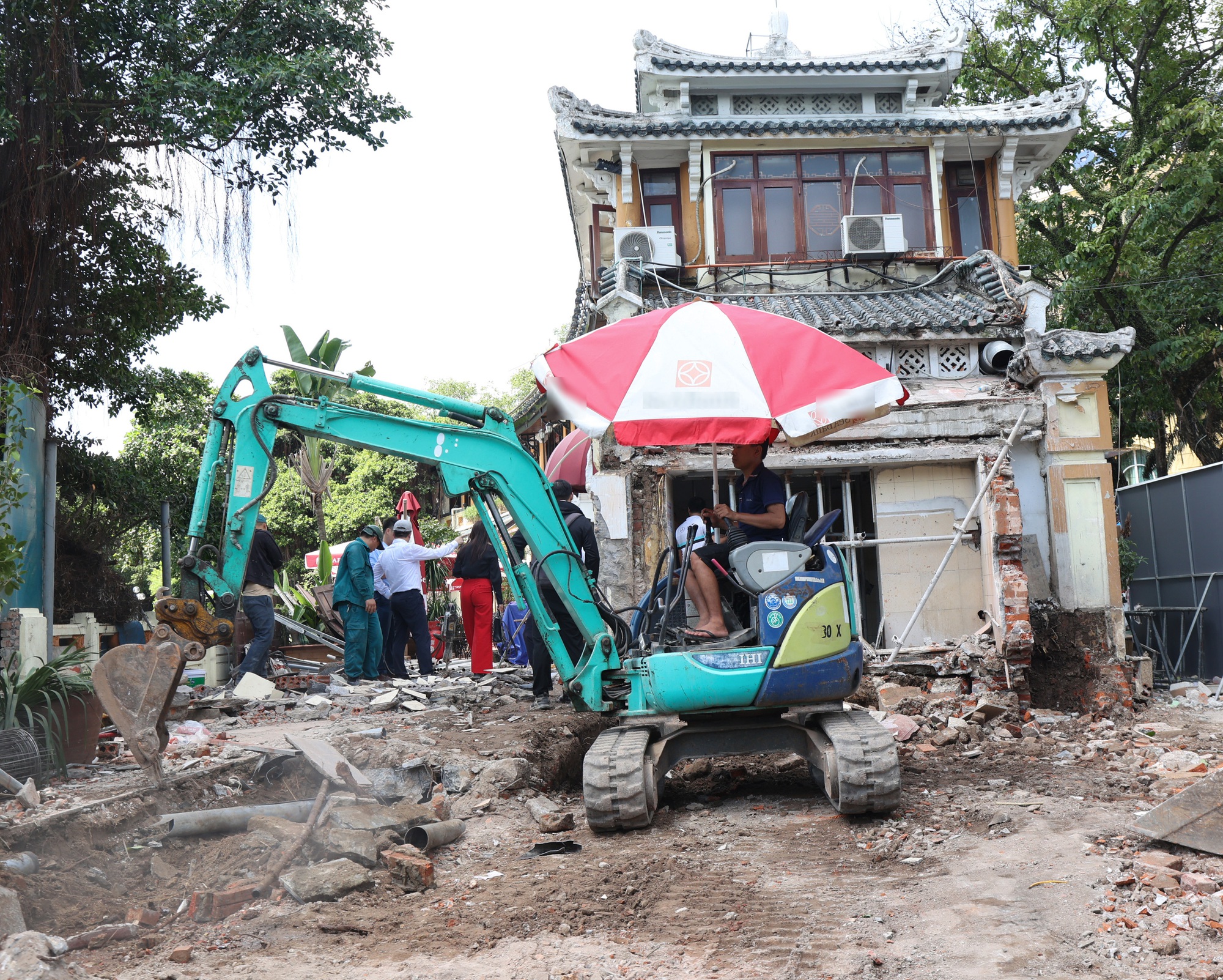 Cận cảnh tháo dỡ một phần nhà hàng nổi tiếng bên hồ Hoàn Kiếm, nhiều người dân bất ngờ ngoái nhìn- Ảnh 4. Cận cảnh tháo dỡ một phần nhà hàng nổi tiếng bên hồ Hoàn Kiếm, nhiều người dân bất ngờ ngoái nhìn- Ảnh 4.