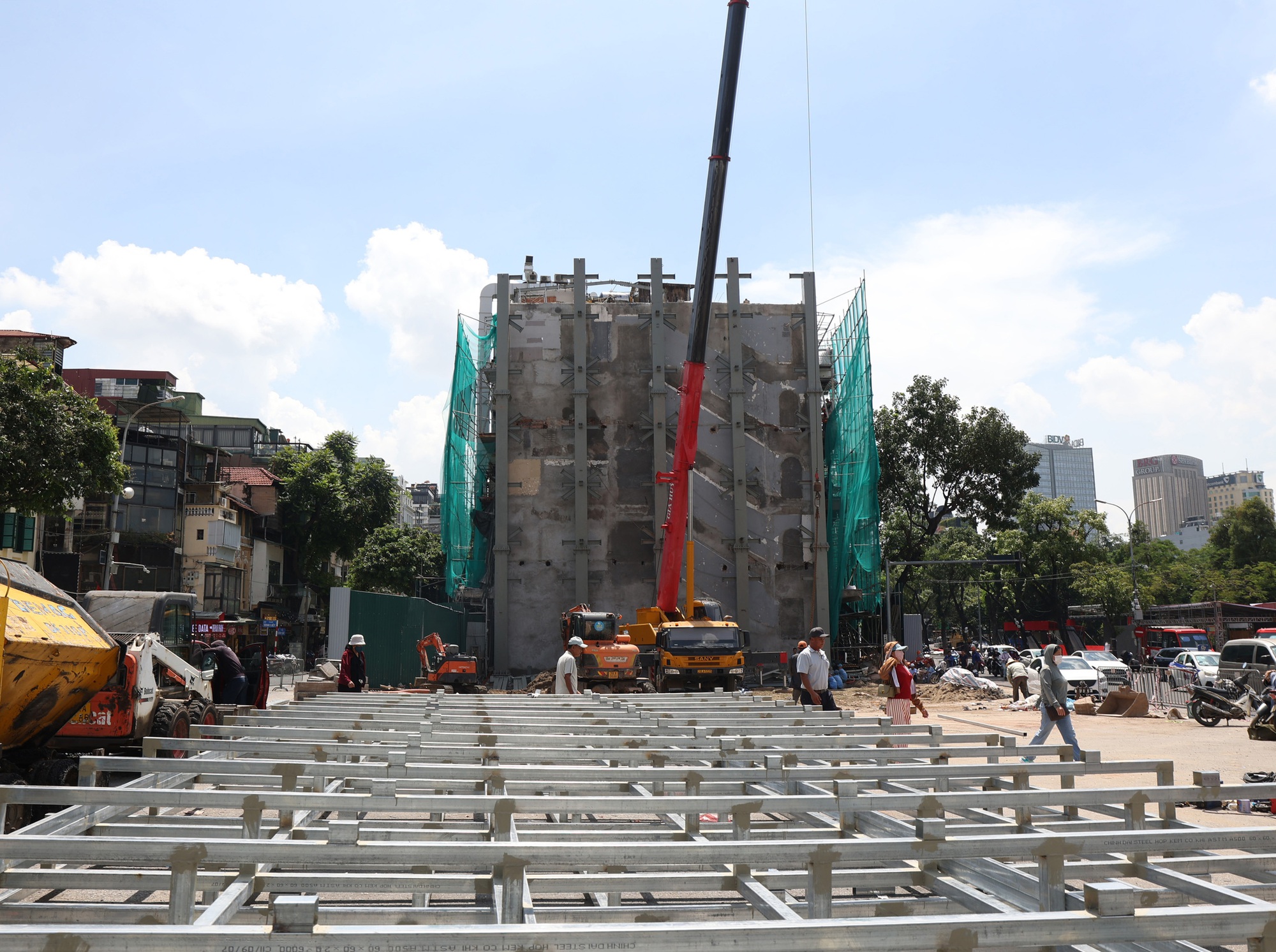 Cận cảnh tháo dỡ một phần nhà hàng nổi tiếng bên hồ Hoàn Kiếm, nhiều người dân bất ngờ ngoái nhìn- Ảnh 10. Cận cảnh tháo dỡ một phần nhà hàng nổi tiếng bên hồ Hoàn Kiếm, nhiều người dân bất ngờ ngoái nhìn- Ảnh 10.