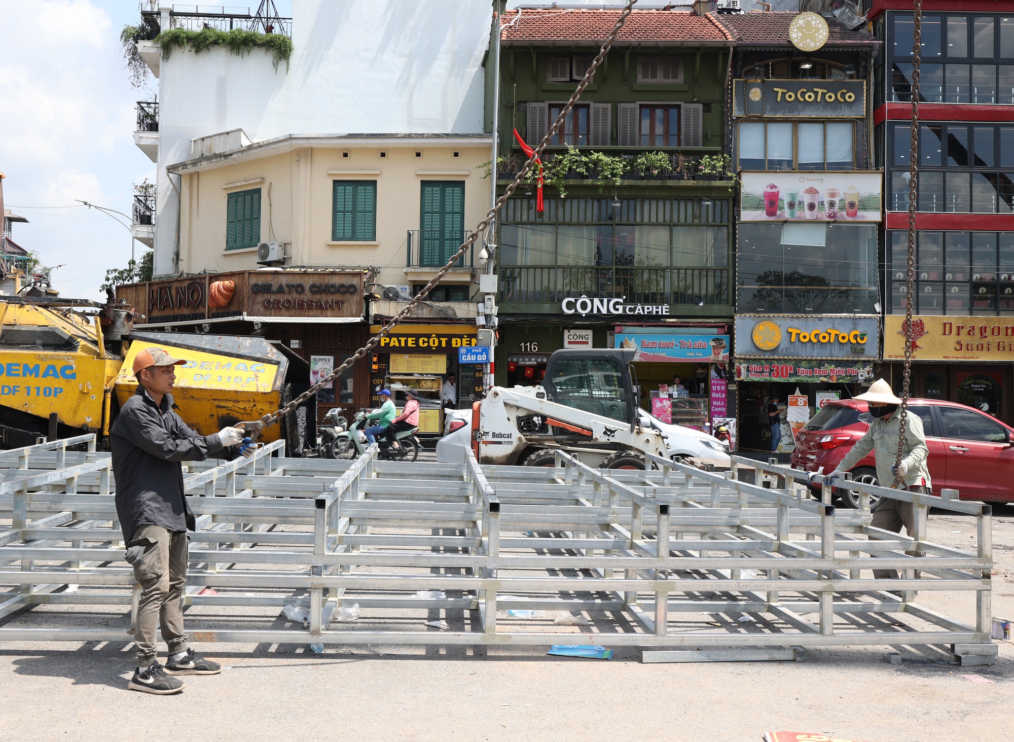 Cận cảnh tháo dỡ một phần nhà hàng nổi tiếng bên hồ Hoàn Kiếm, nhiều người dân bất ngờ ngoái nhìn- Ảnh 11. Cận cảnh tháo dỡ một phần nhà hàng nổi tiếng bên hồ Hoàn Kiếm, nhiều người dân bất ngờ ngoái nhìn- Ảnh 11.