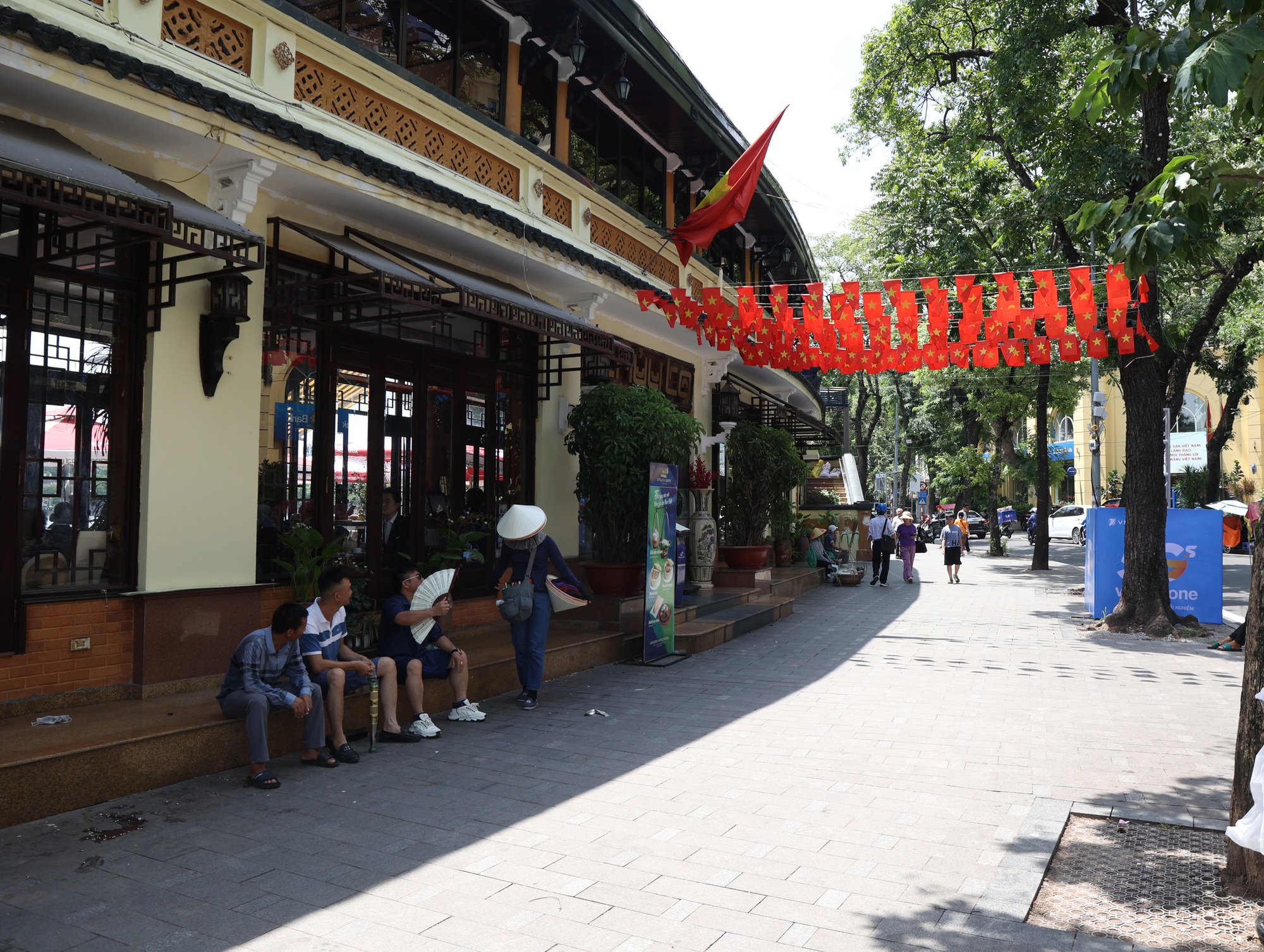 Cận cảnh tháo dỡ một phần nhà hàng nổi tiếng bên hồ Hoàn Kiếm, nhiều người dân bất ngờ ngoái nhìn- Ảnh 7. Cận cảnh tháo dỡ một phần nhà hàng nổi tiếng bên hồ Hoàn Kiếm, nhiều người dân bất ngờ ngoái nhìn- Ảnh 7.