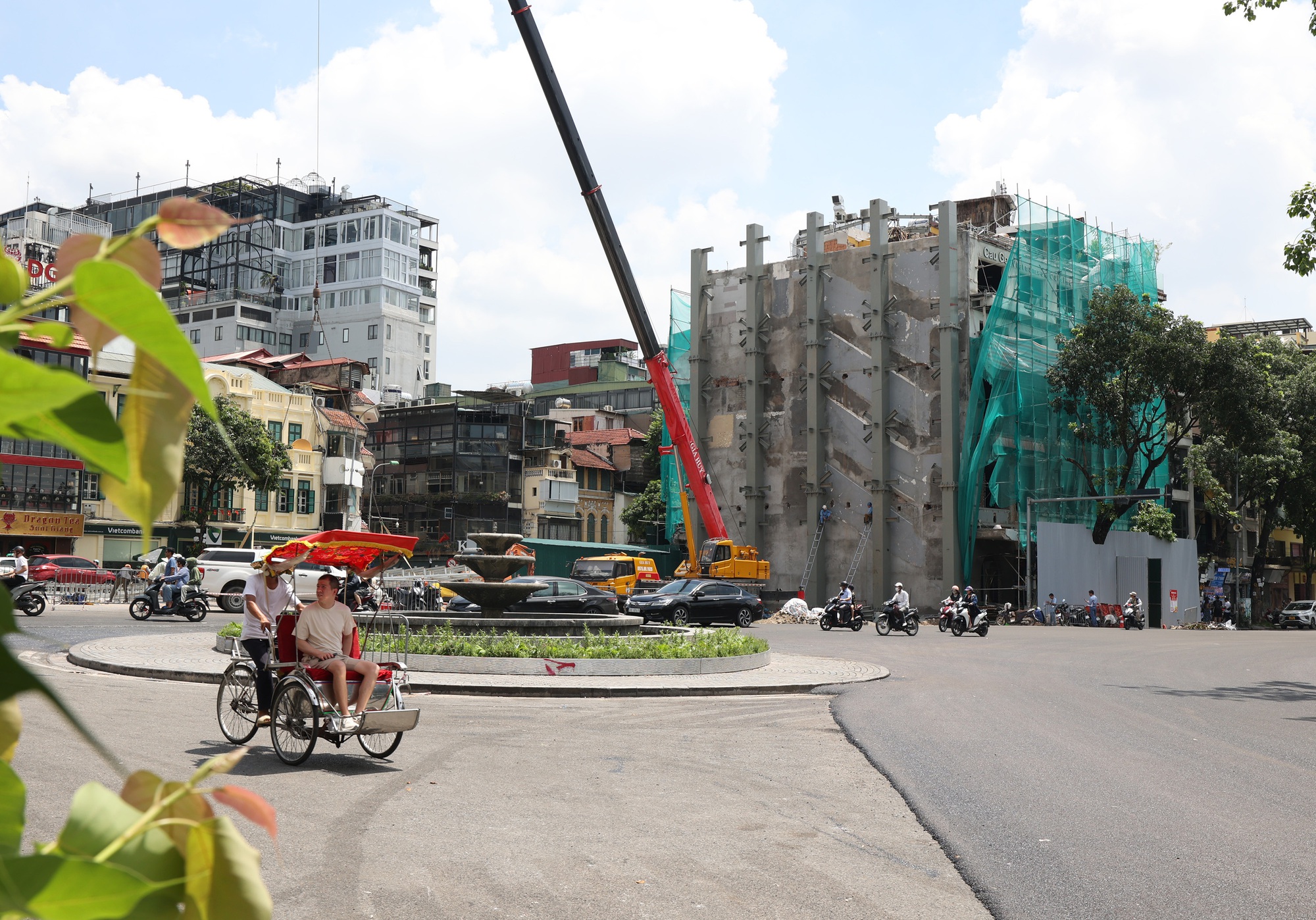 Cận cảnh tháo dỡ một phần nhà hàng nổi tiếng bên hồ Hoàn Kiếm, nhiều người dân bất ngờ ngoái nhìn- Ảnh 15. Cận cảnh tháo dỡ một phần nhà hàng nổi tiếng bên hồ Hoàn Kiếm, nhiều người dân bất ngờ ngoái nhìn- Ảnh 15.