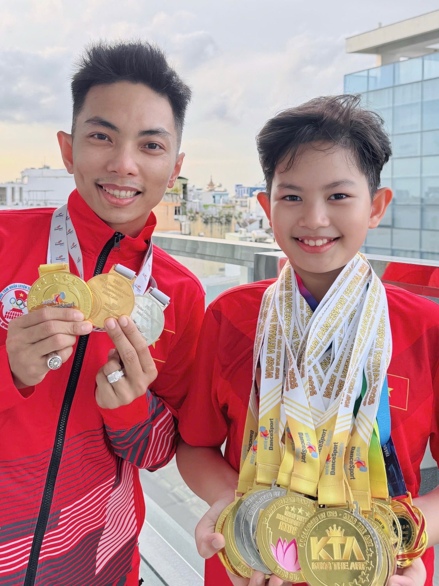 Khánh Thi khoe vàng của nhà trồng được, Phan Hiển đã đỉnh nhìn sang Kubi còn choáng hơn- Ảnh 1. Khánh Thi khoe vàng của nhà trồng được, Phan Hiển đã đỉnh nhìn sang Kubi còn choáng hơn- Ảnh 1.