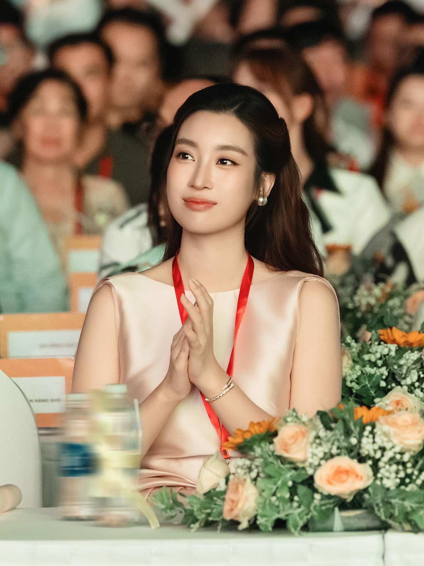 Đỗ Mỹ Linh xinh xuất sắc bên chồng - Chủ tịch Hà Nội FC và ái nữ, khí chất dâu hào môn Đỗ Mỹ Linh xinh xuất sắc bên chồng - Chủ tịch Hà Nội FC và ái nữ, khí chất dâu hào môn