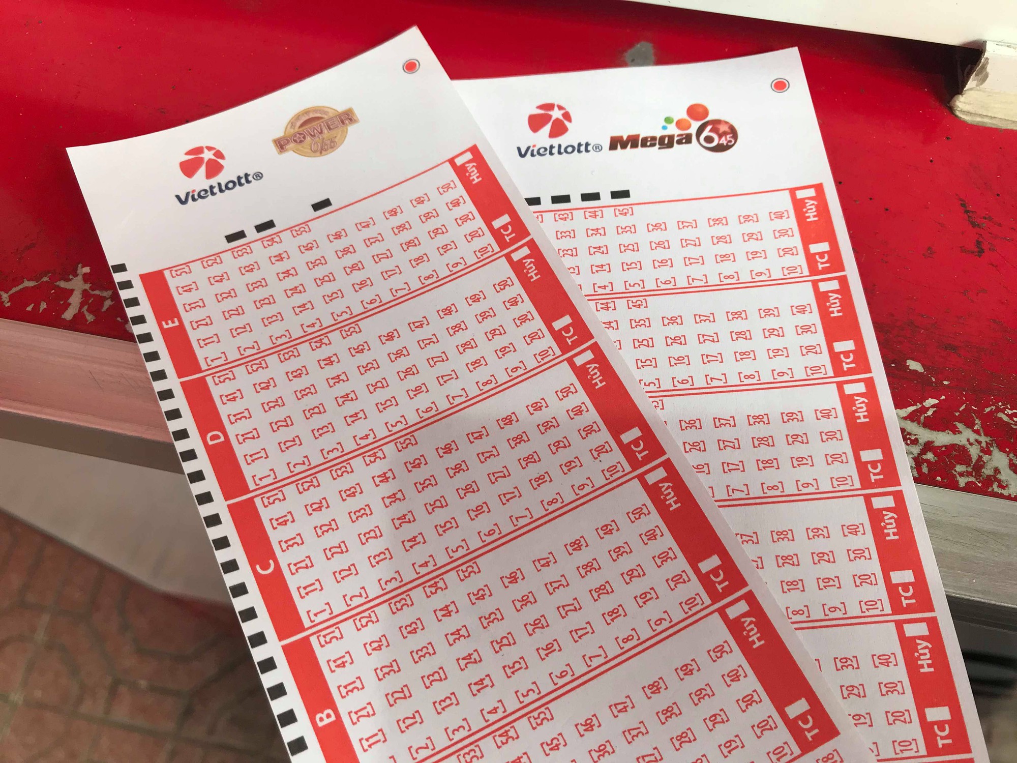 6 con số đổi đời người đàn ông trúng Vietlott Jackpot Mega 6/45 "khủng" ở Hà Nội- Ảnh 2.