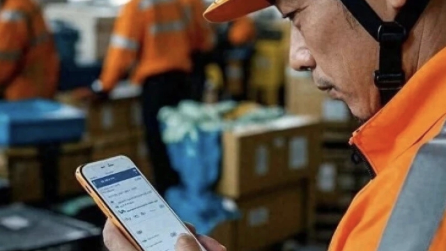 Nam sinh học giỏi thi ĐH xong đi làm shipper, vừa giao hàng xong thì nhận được giấy nhập học mà nghẹn ngào- Ảnh 2.