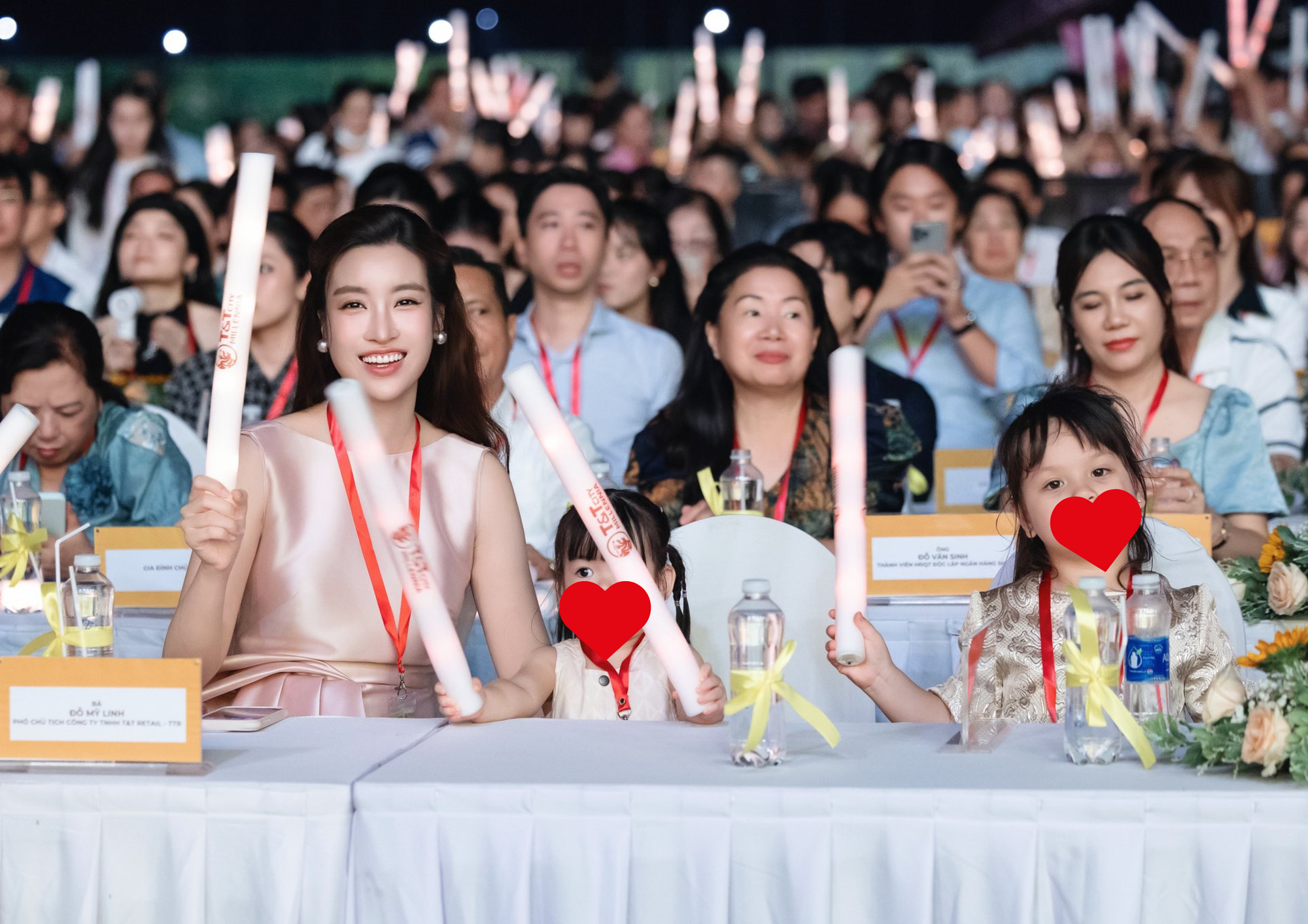 Đỗ Mỹ Linh xinh xuất sắc bên chồng - Chủ tịch Hà Nội FC và ái nữ, khí chất dâu hào môn Đỗ Mỹ Linh xinh xuất sắc bên chồng - Chủ tịch Hà Nội FC và ái nữ, khí chất dâu hào môn