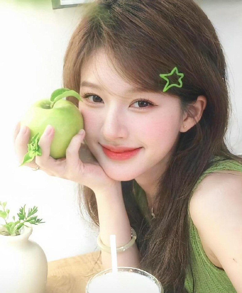 Triệu Lộ Tư giải cứu 600 tấn táo ế, Trung Quốc 1,4 tỷ dân phải gọi cô là "thánh nữ bán hàng"!- Ảnh 1. Triệu Lộ Tư giải cứu 600 tấn táo ế, Trung Quốc 1,4 tỷ dân phải gọi cô là "thánh nữ bán hàng"!- Ảnh 1.