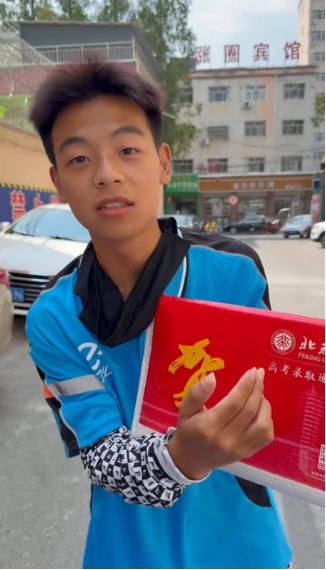 Nam sinh học giỏi thi ĐH xong đi làm shipper, vừa giao hàng xong thì nhận được giấy nhập học mà nghẹn ngào- Ảnh 1.