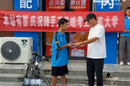 Nam sinh học giỏi thi ĐH xong đi làm shipper, vừa giao hàng xong thì nhận được giấy nhập học mà nghẹn ngào- Ảnh 3.