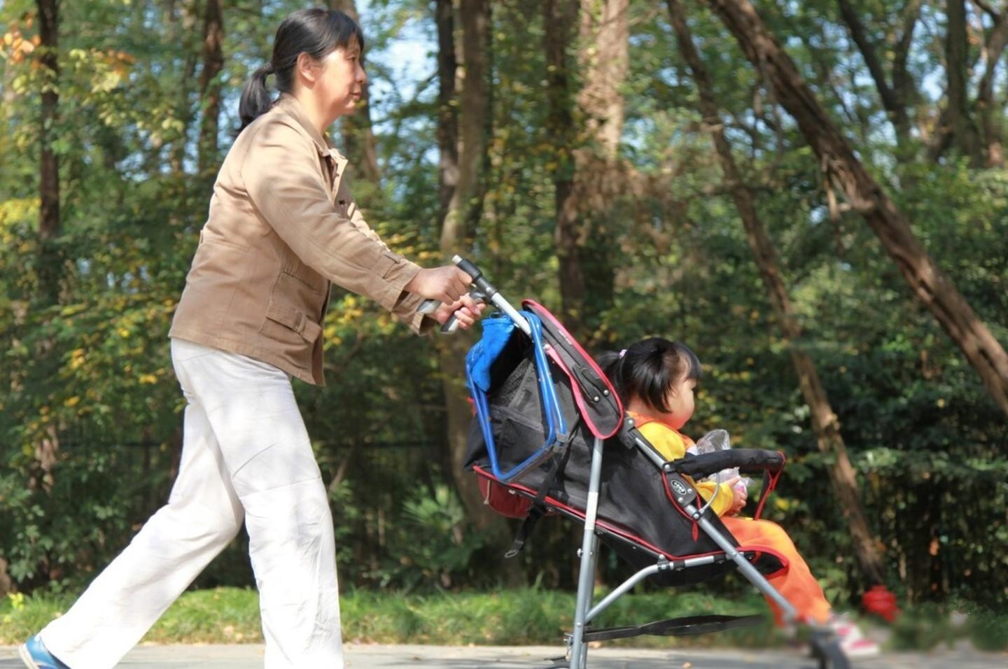 10 năm làm bảo mẫu trong gia đình doanh nhân lương 20 triệu đồng/tháng, ngày nghỉ việc, bà chủ đưa tôi 1 chiếc hộp: Bên trong không phải tiền mà là thứ bất ngờ hơn- Ảnh 1.