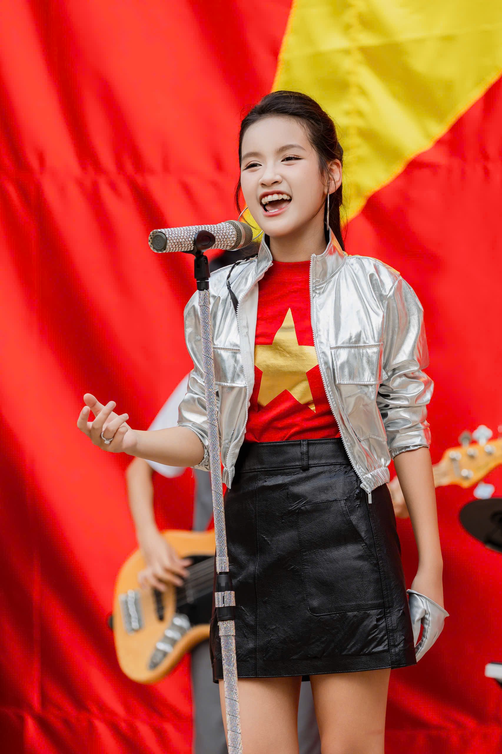 Dân tình “rần rần” tìm thông tin giọng ca trẻ nhất Concert Quốc gia: Xinh cực phẩm, thành tích học hành còn đỉnh thế này!- Ảnh 1. Dân tình “rần rần” tìm thông tin giọng ca trẻ nhất Concert Quốc gia: Xinh cực phẩm, thành tích học hành còn đỉnh thế này!- Ảnh 1.