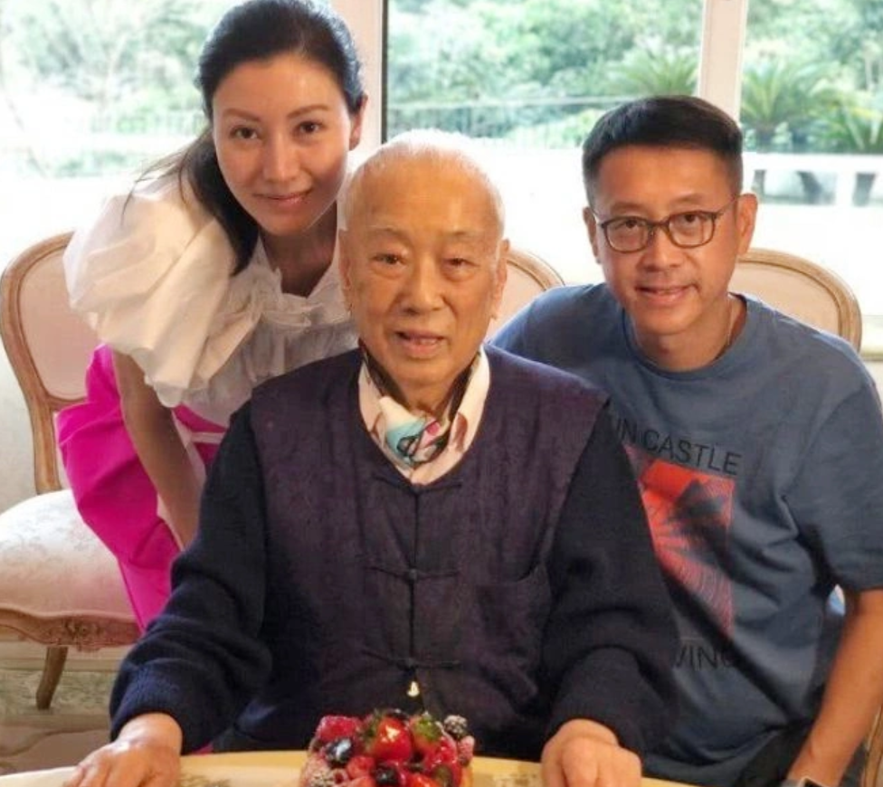 Sở hữu khối tài sản 150 nghìn tỷ đồng nhưng tỷ phú Hong Kong chỉ cho con trai gần 7 tỷ mỗi tháng, tiêu 1.750 năm mới hết- Ảnh 1.