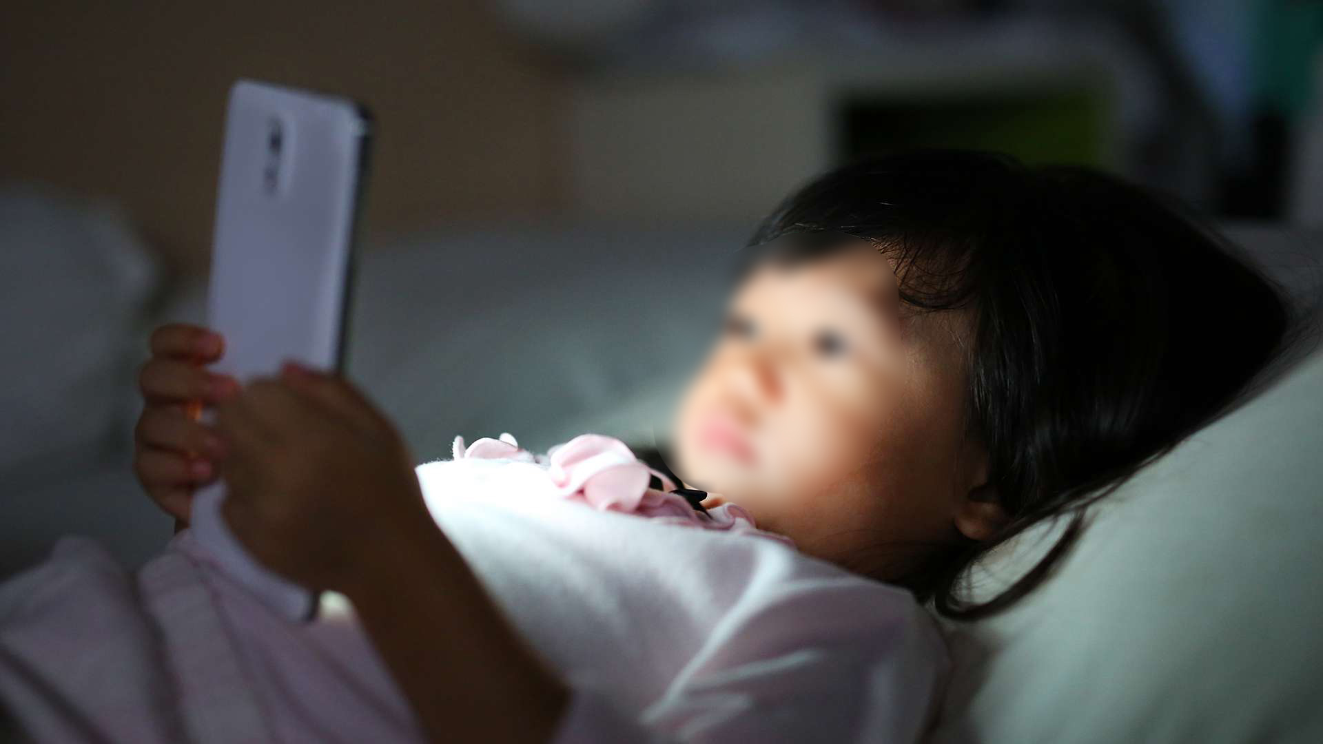 Cho trẻ xem điện thoại nhiều, cha mẹ đang "rước" cho con mối nguy đáng sợ- Ảnh 1.