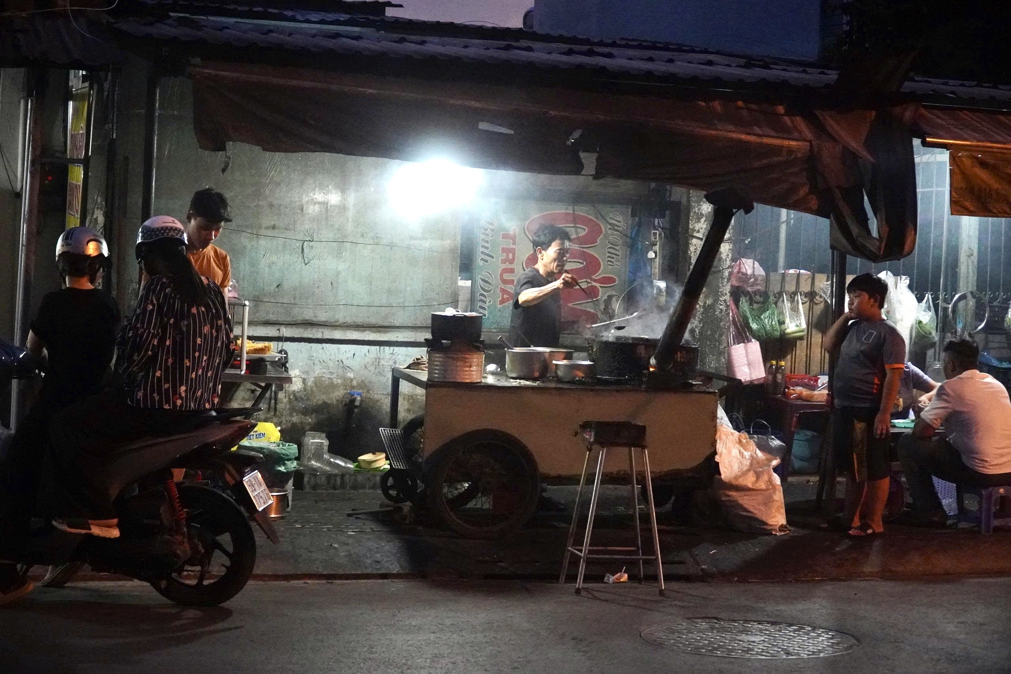 Người cha đơn thân bán bánh xèo nuôi 2 con song sinh tự kỷ ở TP.HCM, từ chối nhận tiền hỗ trợ vì lý do này- Ảnh 6. Người cha đơn thân bán bánh xèo nuôi 2 con song sinh tự kỷ ở TP.HCM, từ chối nhận tiền hỗ trợ vì lý do này- Ảnh 6.
