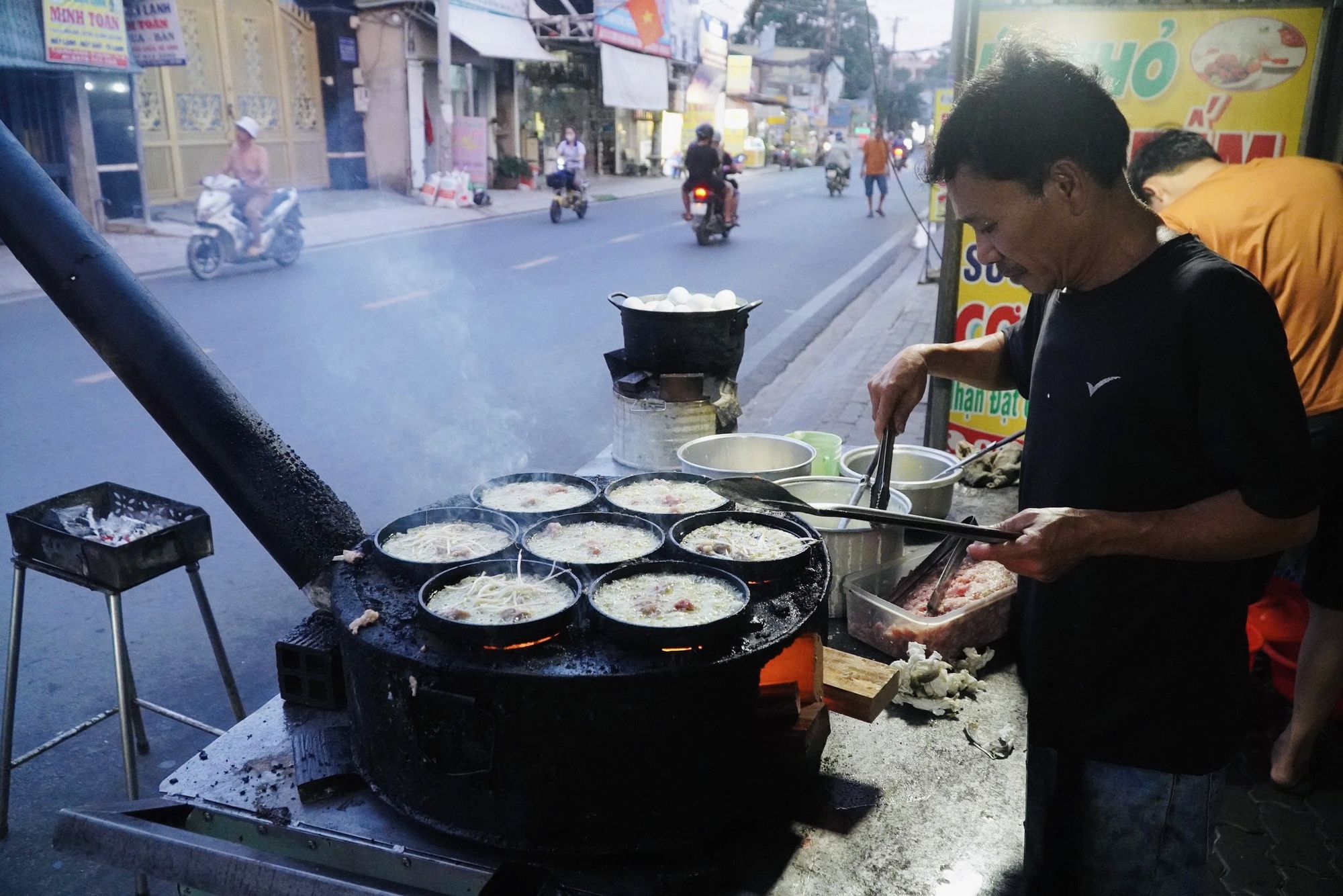 Người cha đơn thân bán bánh xèo nuôi 2 con song sinh tự kỷ ở TP.HCM, từ chối nhận tiền hỗ trợ vì lý do này- Ảnh 2. Người cha đơn thân bán bánh xèo nuôi 2 con song sinh tự kỷ ở TP.HCM, từ chối nhận tiền hỗ trợ vì lý do này- Ảnh 2.