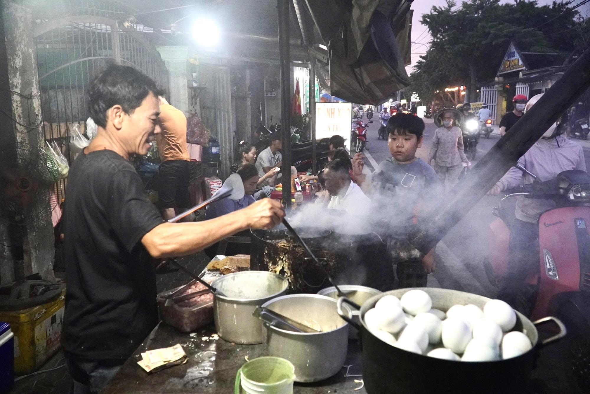 Người cha đơn thân bán bánh xèo nuôi 2 con song sinh tự kỷ ở TP.HCM, từ chối nhận tiền hỗ trợ vì lý do này- Ảnh 1. Người cha đơn thân bán bánh xèo nuôi 2 con song sinh tự kỷ ở TP.HCM, từ chối nhận tiền hỗ trợ vì lý do này- Ảnh 1.