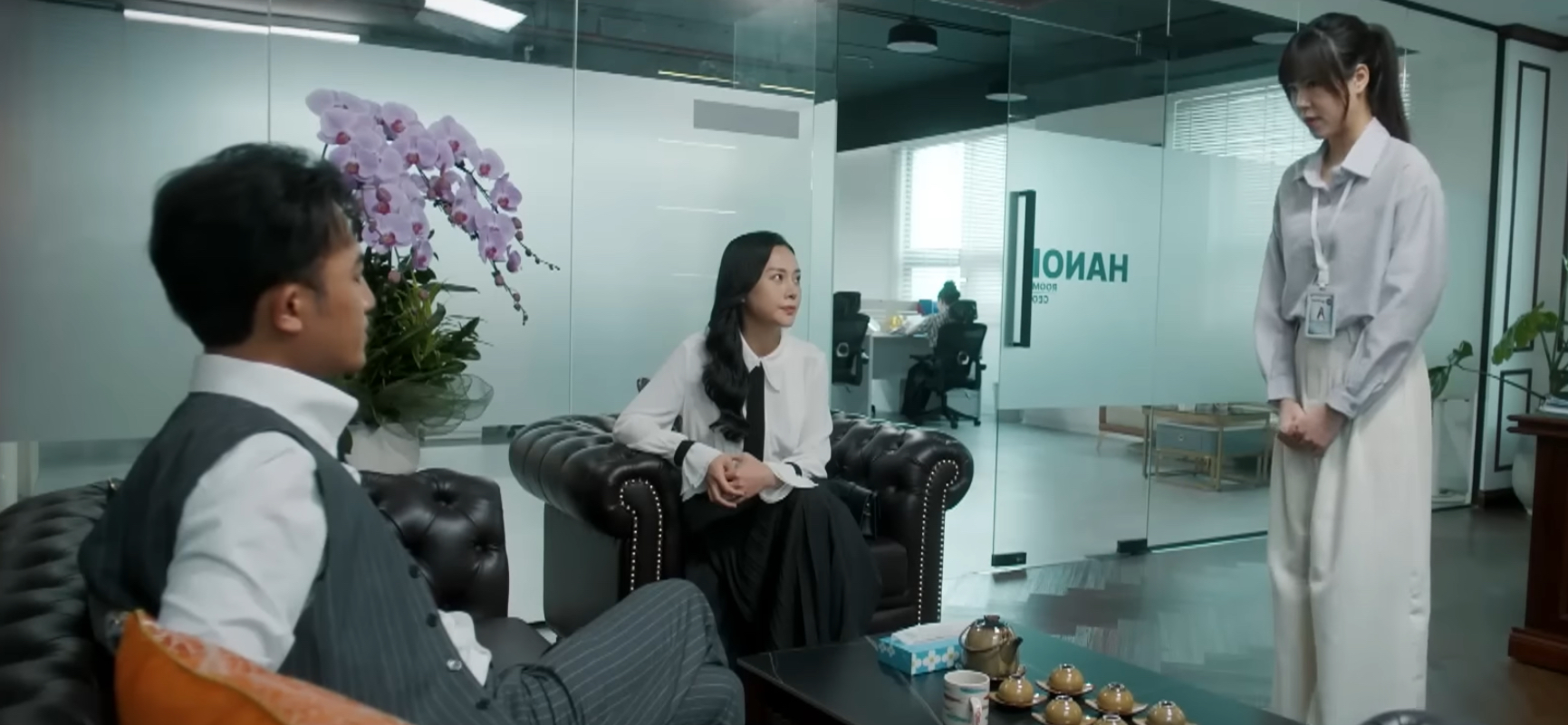Phim Việt giờ vàng vừa chiếu đã gây bão MXH: Nữ chính thoại câu nào sang câu đấy, váy áo xứng đáng 100 điểm- Ảnh 1. Phim Việt giờ vàng vừa chiếu đã gây bão MXH: Nữ chính thoại câu nào sang câu đấy, váy áo xứng đáng 100 điểm- Ảnh 1.