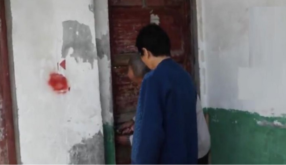 Đột kích một khách sạn trong đêm, thu giữ 6 tỷ đồng tiền mặt “chất thành đống” của hộ gia đình nghèo ở nông thôn- Ảnh 2.