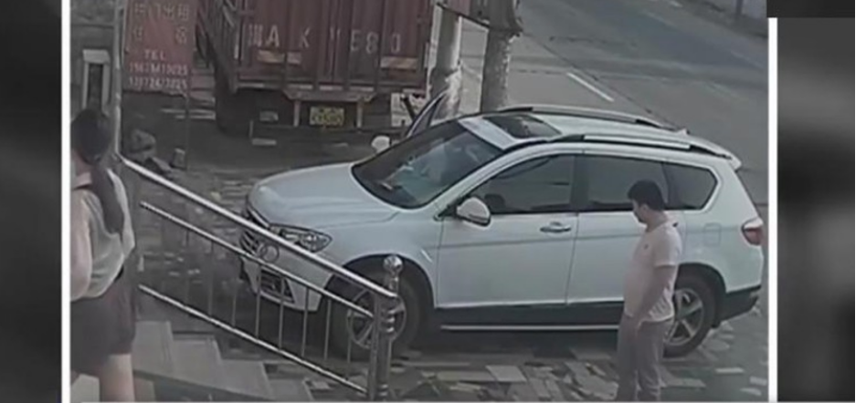 Đột kích một khách sạn trong đêm, thu giữ 6 tỷ đồng tiền mặt “chất thành đống” của hộ gia đình nghèo ở nông thôn- Ảnh 4.