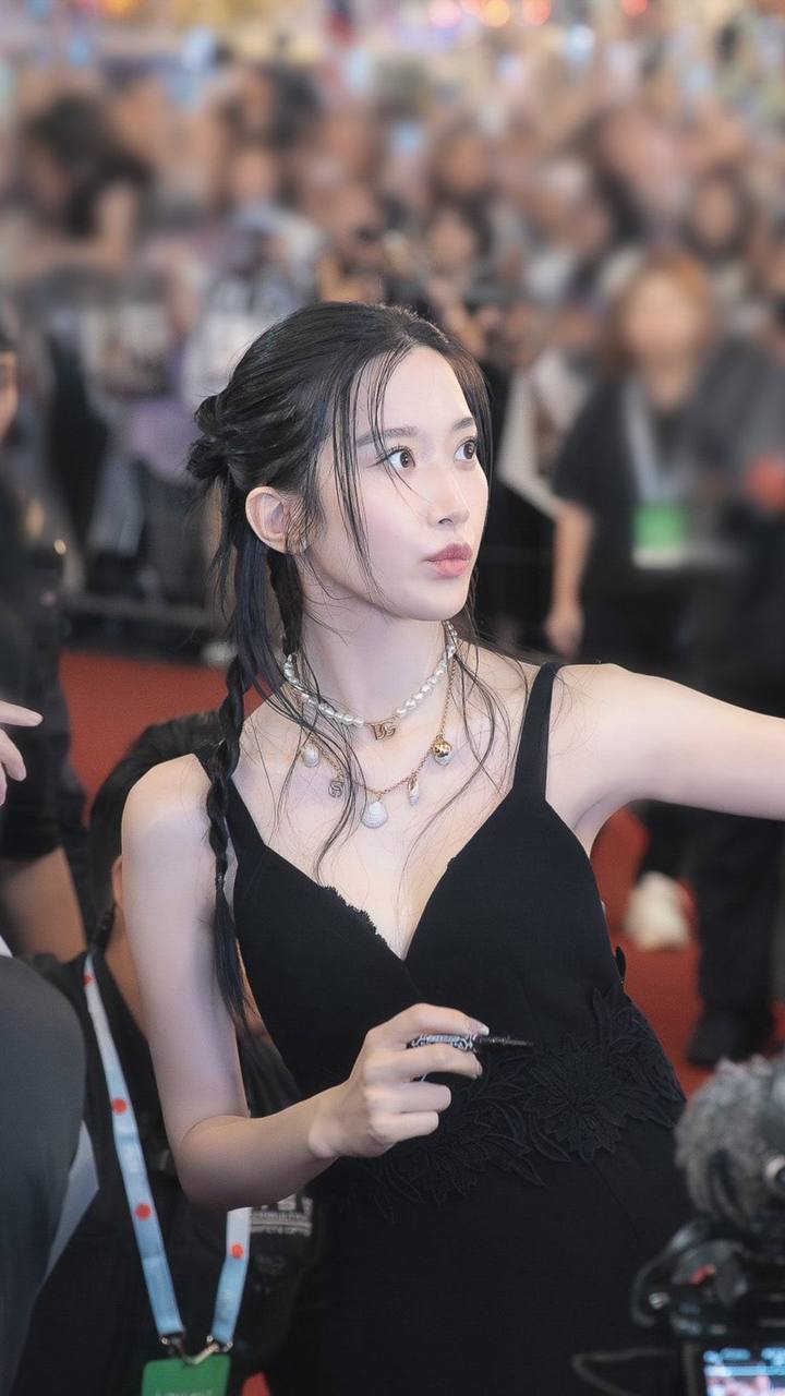 Clip hot: 20.000 người xếp hàng chờ gặp tiểu thư tài phiệt đẹp đến từng kẽ tóc, nhan sắc viral khắp 150 quốc gia- Ảnh 2.