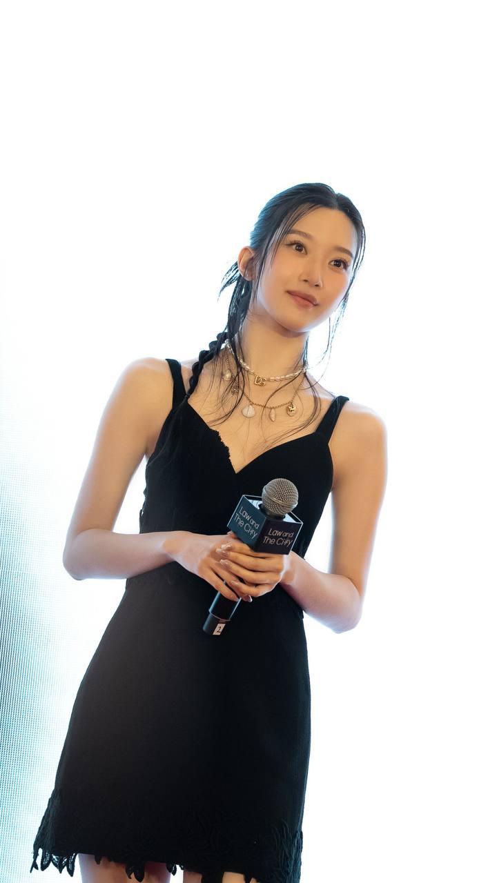 Clip hot: 20.000 người xếp hàng chờ gặp tiểu thư tài phiệt đẹp đến từng kẽ tóc, nhan sắc viral khắp 150 quốc gia- Ảnh 5.