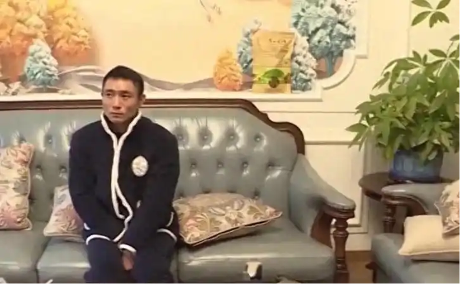 Người đàn ông sống trong biệt thự 6 tỷ đồng, lái Porsche, Mercedes nhưng ngày nào cũng ở nhà khóc: “Có tiền mà không còn tình yêu”- Ảnh 1.