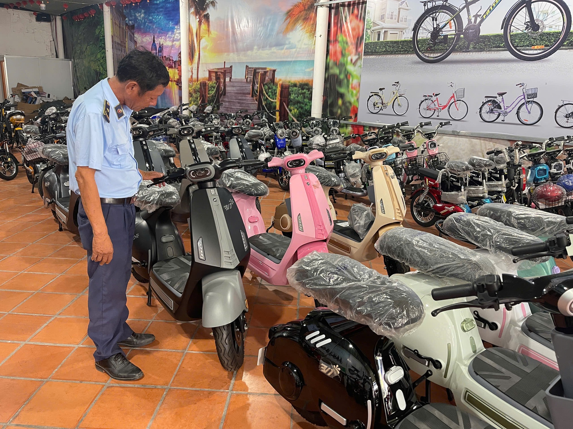 "Đột kích" từ manh mối trên mạng: Quản lý thị trường phát hiện 2 hộ kinh doanh xe đạp điện mập mờ nguồn gốc, trong đó 1 hộ "qua mặt" cơ quan thuế- Ảnh 2. "Đột kích" từ manh mối trên mạng: Quản lý thị trường phát hiện 2 hộ kinh doanh xe đạp điện mập mờ nguồn gốc, trong đó 1 hộ "qua mặt" cơ quan thuế- Ảnh 2.
